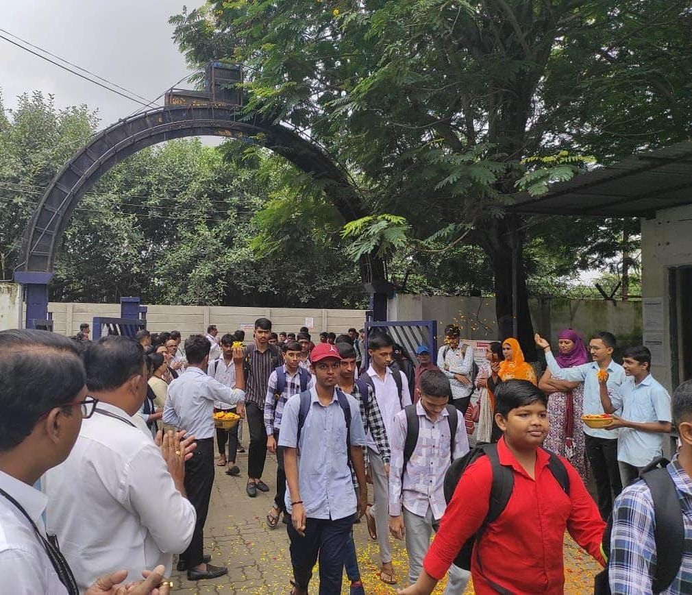 पिंपरी चिंचवड महानगरपालिकेच्या आयटीआय मोरवाडी येथे विद्यार्थ्यांचे भव्य स्वागत...