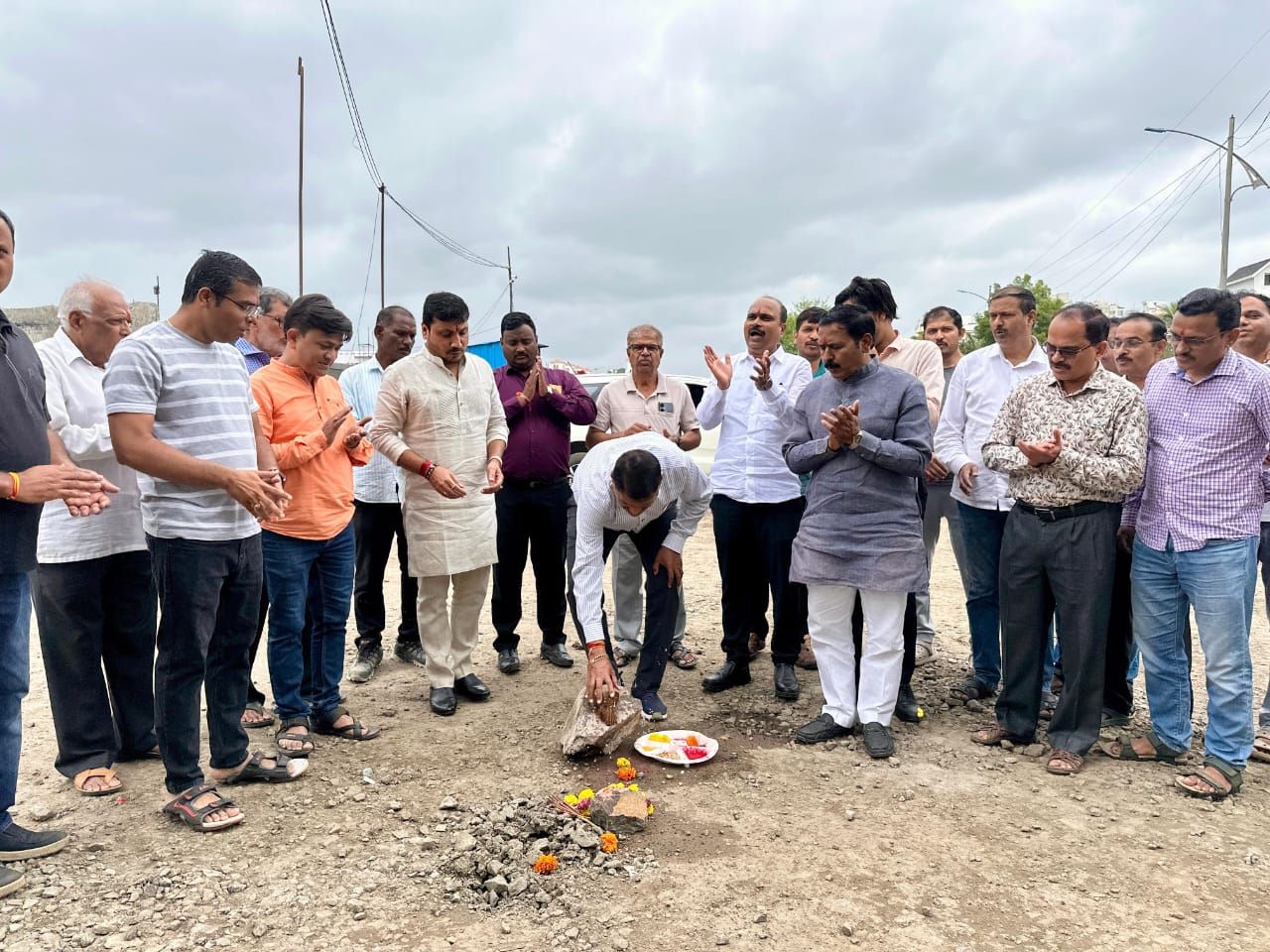 ट्रायोज-झुलेलाल सोसायटी रस्ता काँक्रेटरीकरणास सुरुवात - शत्रुघ्न काटे..