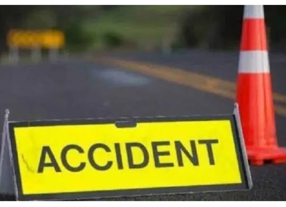 त्रिवेणीनगरमध्ये भरधाव इको कारची धडक..