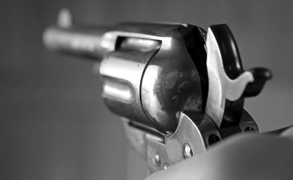 कुरुळीत रिव्हॉल्वरमधून स्वतःवरच केला गोळीबार... 