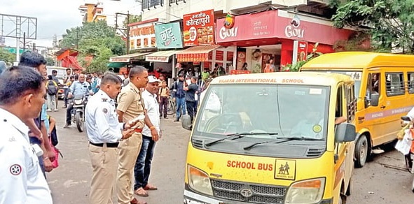 शहरातील शालेय ७७ बसेस, १२८ व्हॅन/रिक्षांवर पोलीसांची दंडात्मक कारवाई...