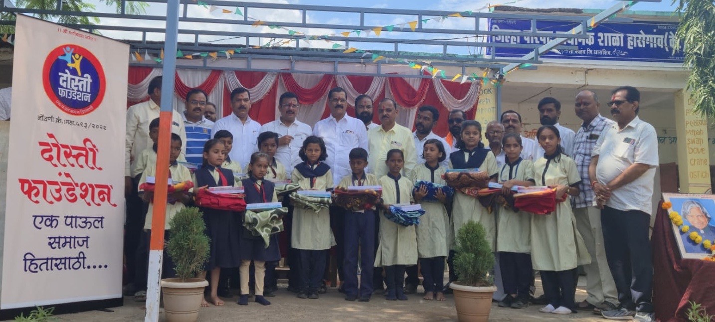 “दोस्ती फाउंडेशन”च्या वतीने पूरग्रस्त विद्यार्थ्यांना शैक्षणिक साहित्यांचे वाटप..