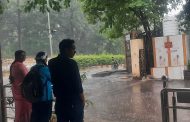 शहरात परतीच्या पावसाच्या जोरदार सरींमुळे नागरिकांची धांदल...