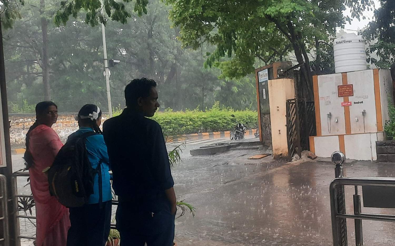 शहरात परतीच्या पावसाच्या जोरदार सरींमुळे नागरिकांची धांदल...