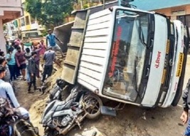 चेंबरमध्ये अडकून वाळूचा डंपर उलटला..