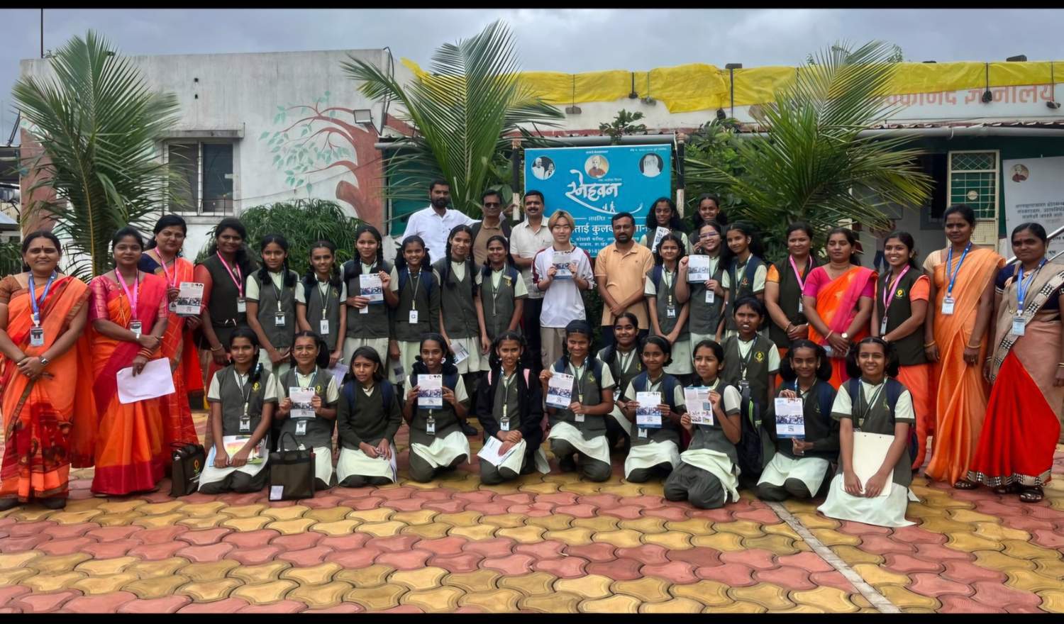 अभंग स्कूलच्या सातवीतील विद्यार्थ्यांनी साधला स्नेहवनच्या मुलांशी संवाद...