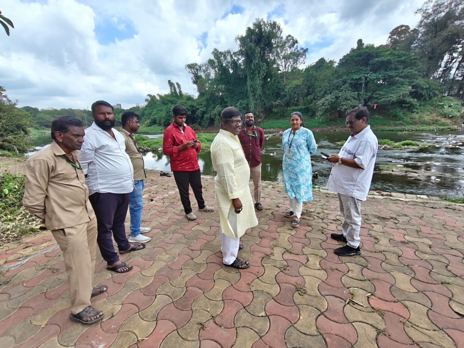 छठ पूजेच्या आयोजनासाठी हनुमान मित्र मंडळाकडून प्रशासनाला निवेदन..