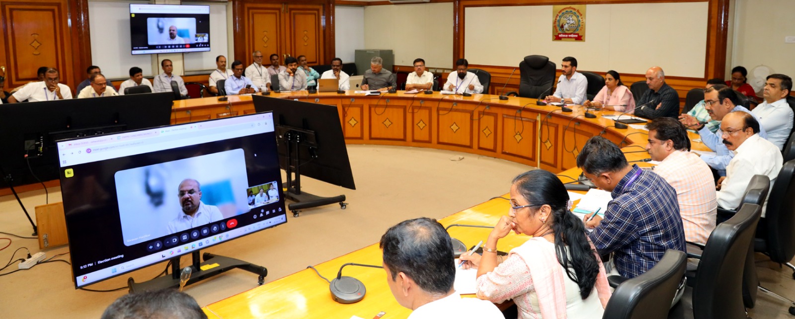 निवडणुकीच्या पार्श्वभूमीवर आयुक्त श्रावण हर्डीकरांची नोडल अधिकाऱ्यांसोबत बैठक...