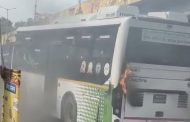 निगडीत पीएमपीच्या वातानुकूलित बसला अचानक आग..
