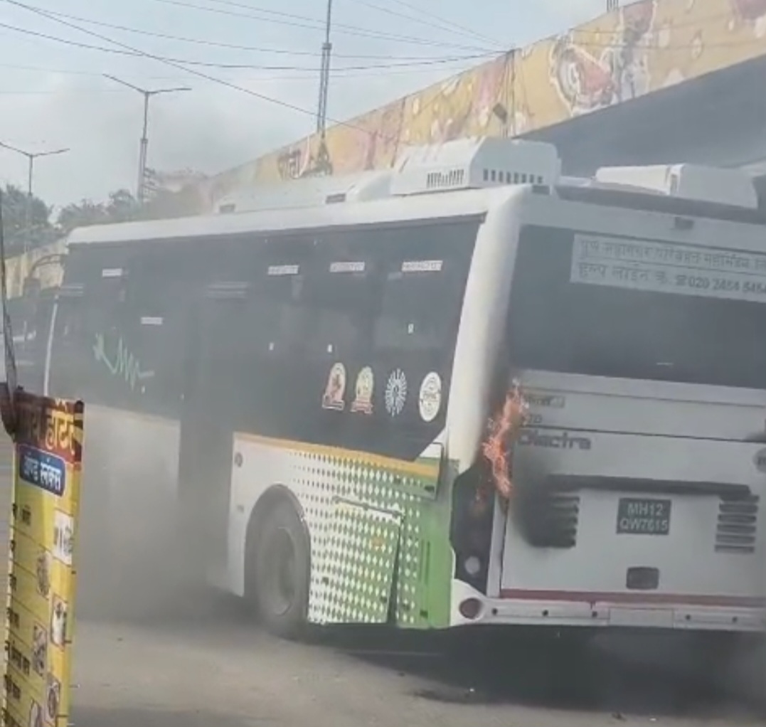 निगडीत पीएमपीच्या वातानुकूलित बसला अचानक आग..