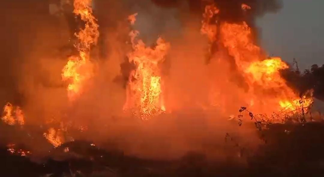 नेहरूनगर येथील स्क्रॅप यार्डला भीषण आग...