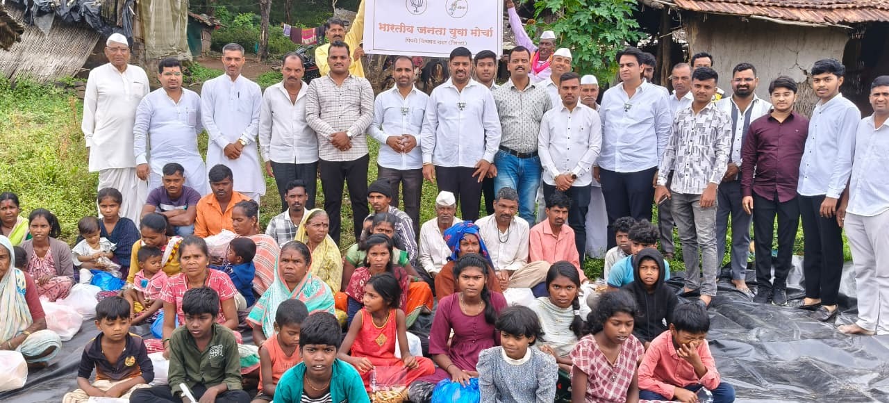 खेड तालुक्यातील कातकरी वस्तीमध्ये पालावरती दिवाळी साजरी...