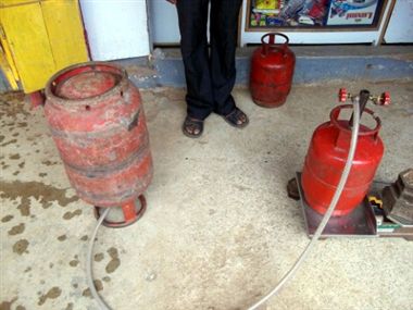 तळवडेत अवैध गॅस रिफिलिंगचा धक्कादायक प्रकार उघडकीस..