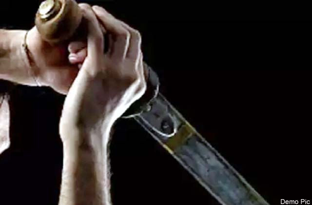 तलवार हवेत फिरवत “हम यहा के भाई है, किसके...दम है तो बाहर आओ”..