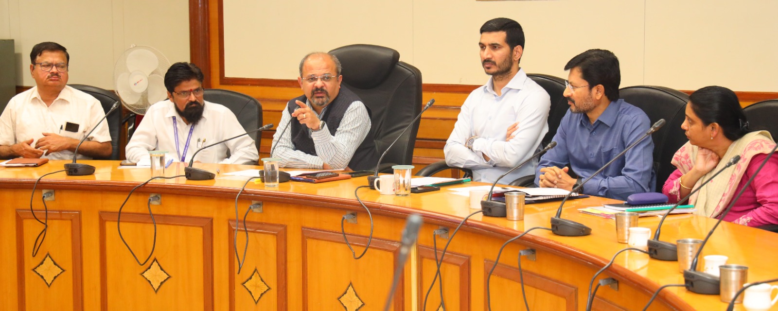 आगामी महापालिका निवडणुकांच्या तयारीसह दैनंदिन कामकाजाचा आयुक्तांकडून आढावा...