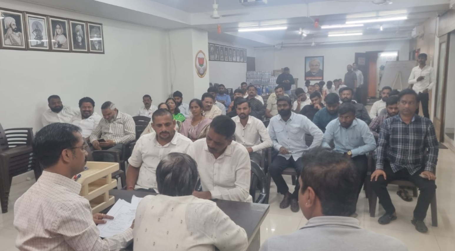 निवडणूक इच्छुकांची मागणी सरळ; आम्हाला हवे फक्त ‘‘कमळ’’ !..