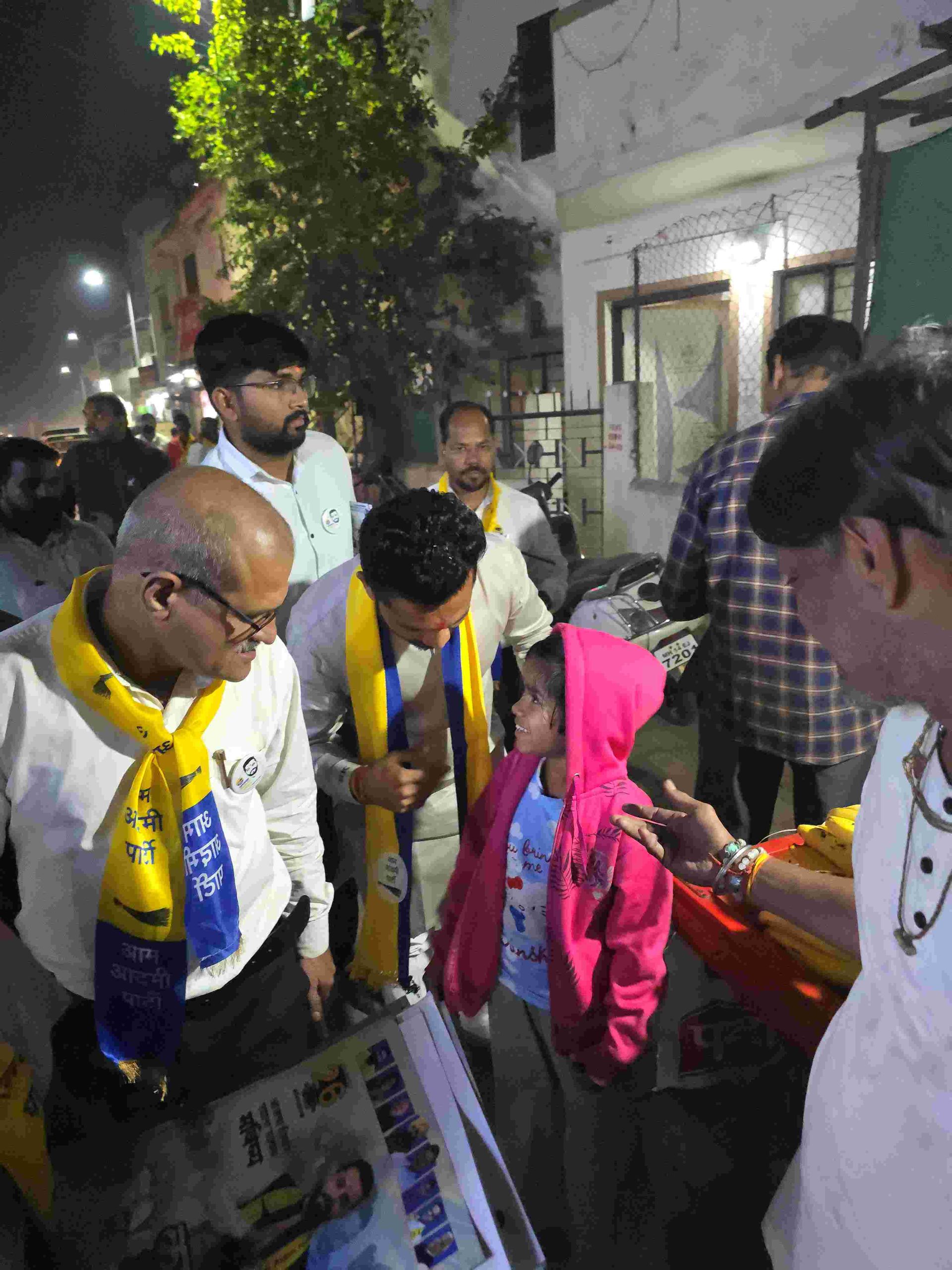 प्रभाग क्रमांक २६ मध्ये रविराज काळे यांनी श्रींचा आशीर्वाद घेऊन परिचयपत्रक वाटपाला व प्रचारला सुरुवात..