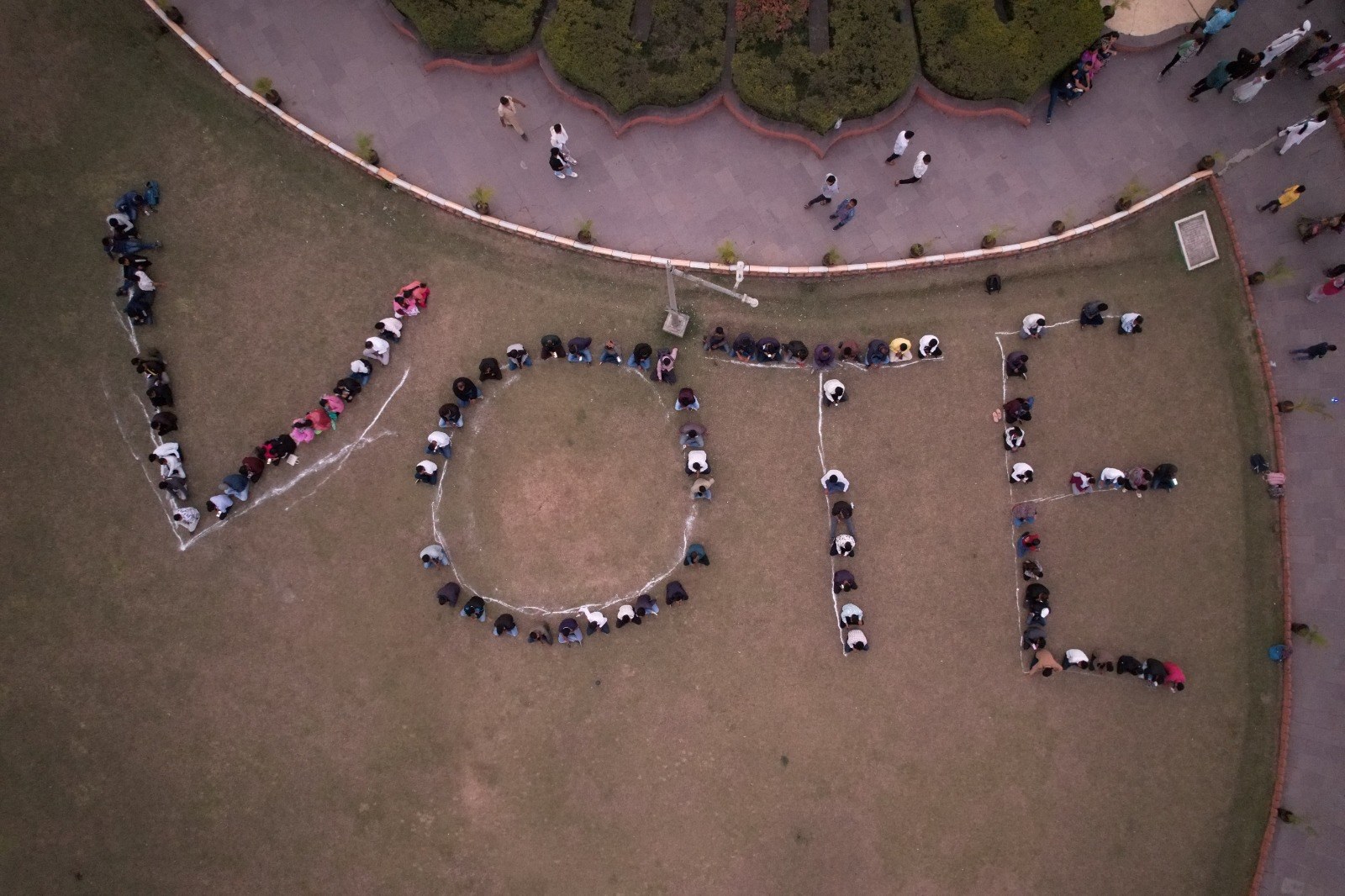मोबाईल टॉर्चच्या प्रकाशातून भक्ती शक्ती येथे युवकांचा मतदानाचा संदेश...