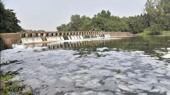 पवना नदी सुधार योजना निधीअभावी रखडली; प्रदूषण व अतिक्रमणामुळे स्थिती गंभीर..