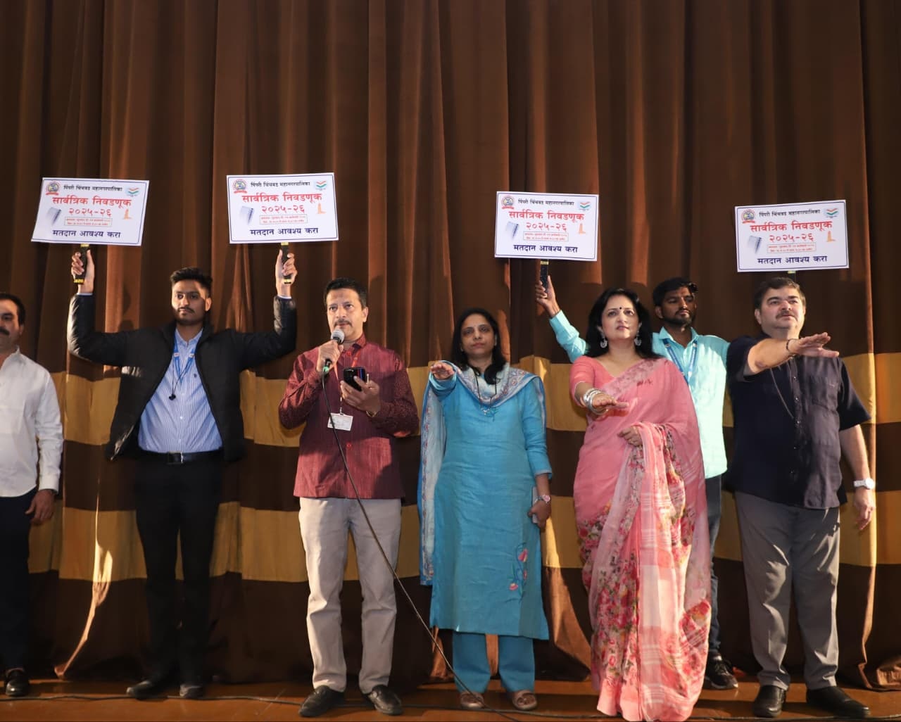 सुप्रसिद्ध अभिनेते प्रशांत दामले, अभिनेत्री कविता लाड मेढेकर यांच्यासह शेकडो नाट्यरसिकांनी घेतली मतदानाची शपथ....