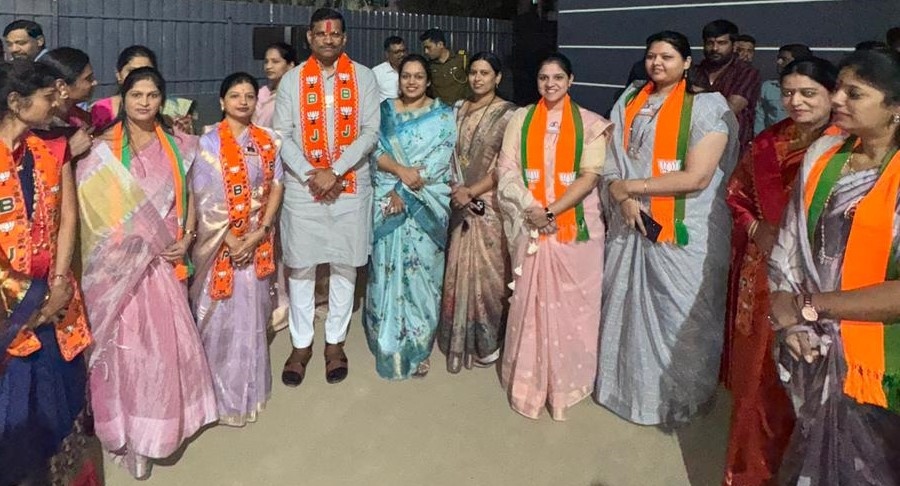 भाजपचे अधिकृत उमेदवार विनोद नढे यांच्या पत्नी प्रियंकाताई नढे पतीसाठी मैदानात..