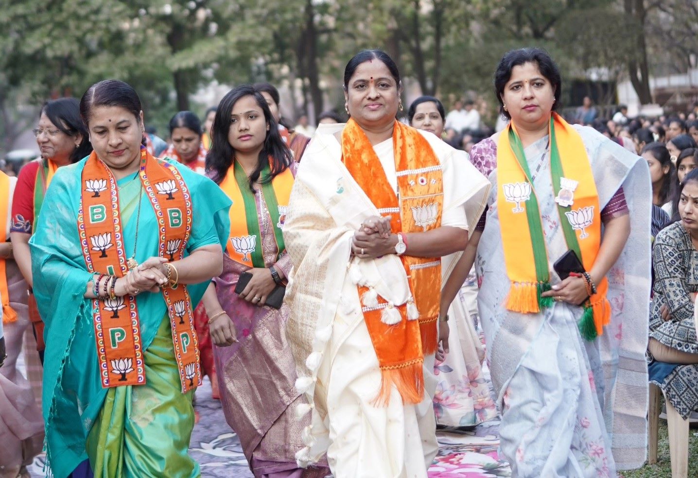 विविध सोसायट्यांमध्ये डॉ. कुंदाताई भिसेंचा प्रचार जल्लोषात..