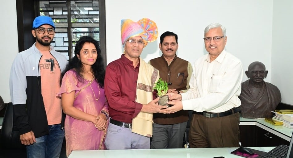 प्रत्येकाने कर्तव्यनिष्ठा व आत्मियभावनेने सेवा द्यावी - उपसंचालक डॉ. किरण मोघे..