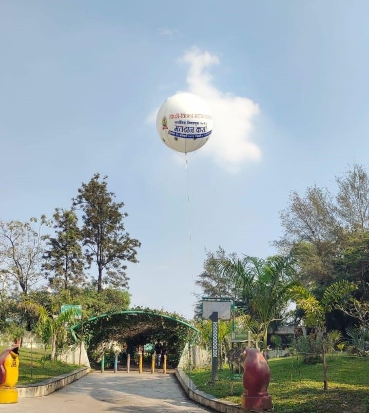 एअर बलूनच्या माध्यमातून मतदान जनजागृती....