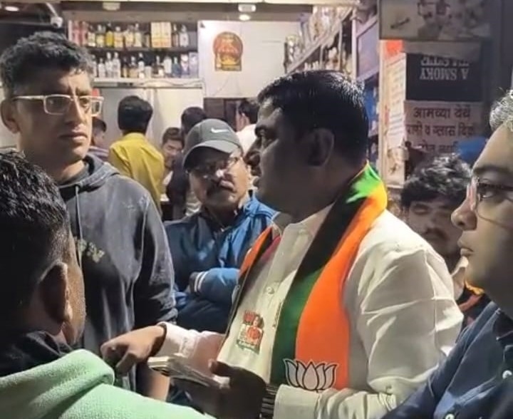 भाजपाच्या अधिकृत उमेदवार सौ. अनिताताई काटे यांचे पती संदीप काटे यांची सतर्कता..