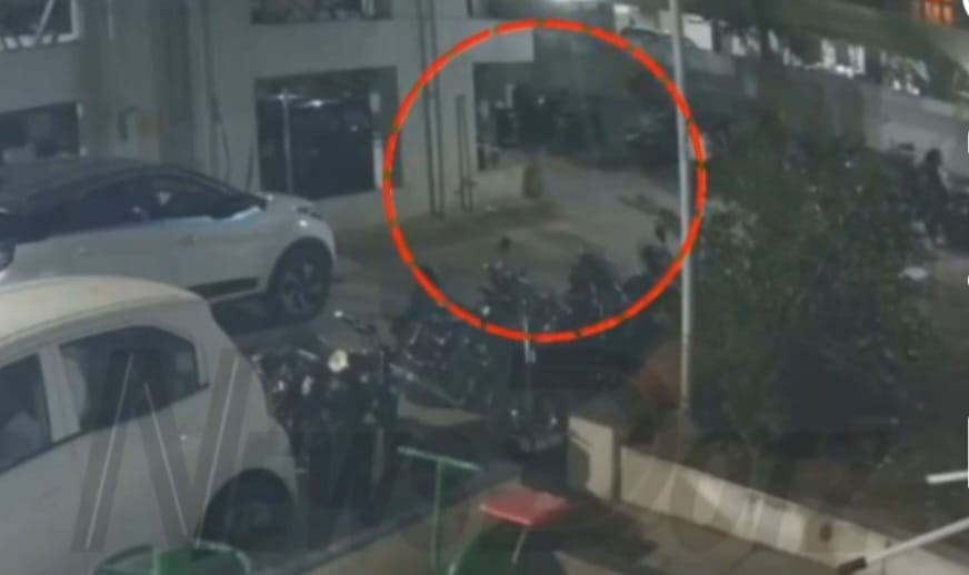 वाकडमध्ये इमारतीच्या पार्किंगमधील खड्ड्यात तीन वर्षांची चिमुकली पडली...