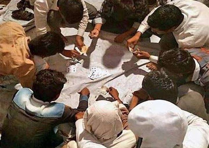 'इकडं जुगाराचा डाव रंगात, अनं तिकडं पोलिसांच..