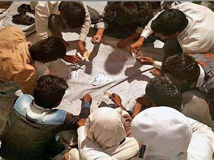 'इकडं जुगाराचा डाव रंगात, अनं तिकडं पोलिसांच..