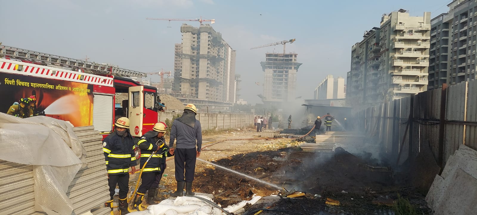 ताथवड्यात जीवननगर येथील कंपनीच्या गोदामाला भीषण आग..