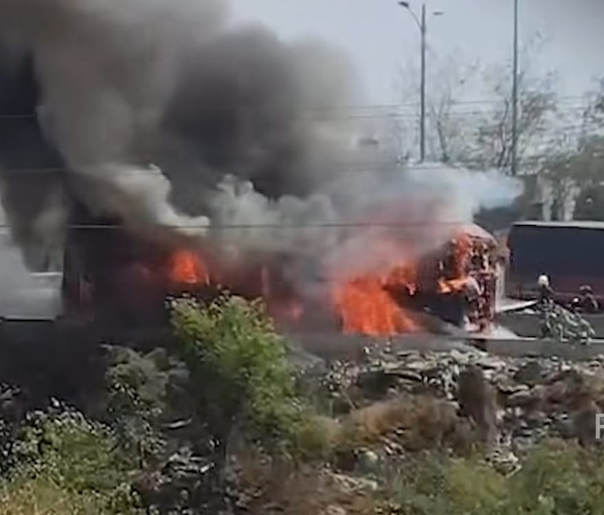 चाकण एमआयडीसीत पीएमपीएमएलच्या बसला आग..