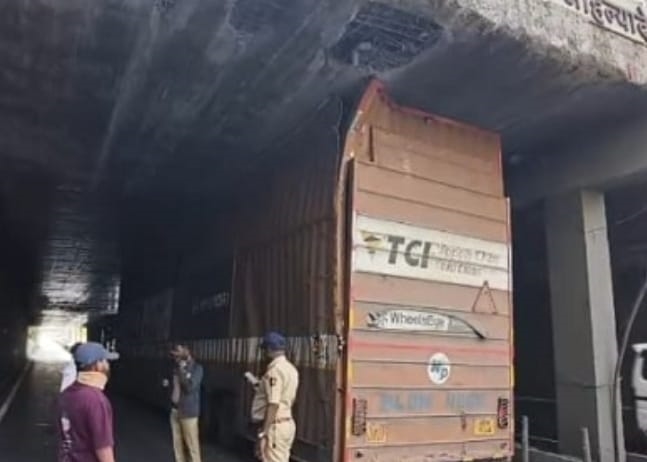 मोरवाडी चौकातील ग्रेड सेपरेटरमुळे वाहनचालकांची वाढली 'धाकधुक'..