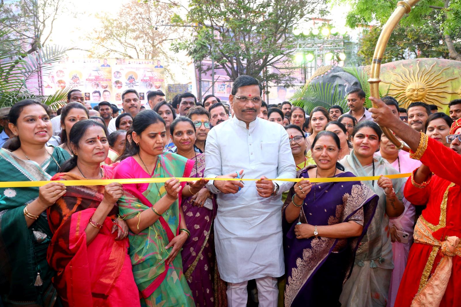 सांगवीत पवनाथडी जत्रेचे आमदार शंकर जगताप यांच्या हस्ते उपमहापौर शर्मिला बाबर यांच्यासह मान्यवरांच्या उपस्थितीत उद्घाटन...