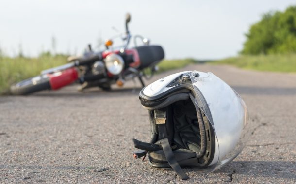 भरधाव ट्रकचे चाक दुचाकीस्वाराच्या अंगावरून गेले..