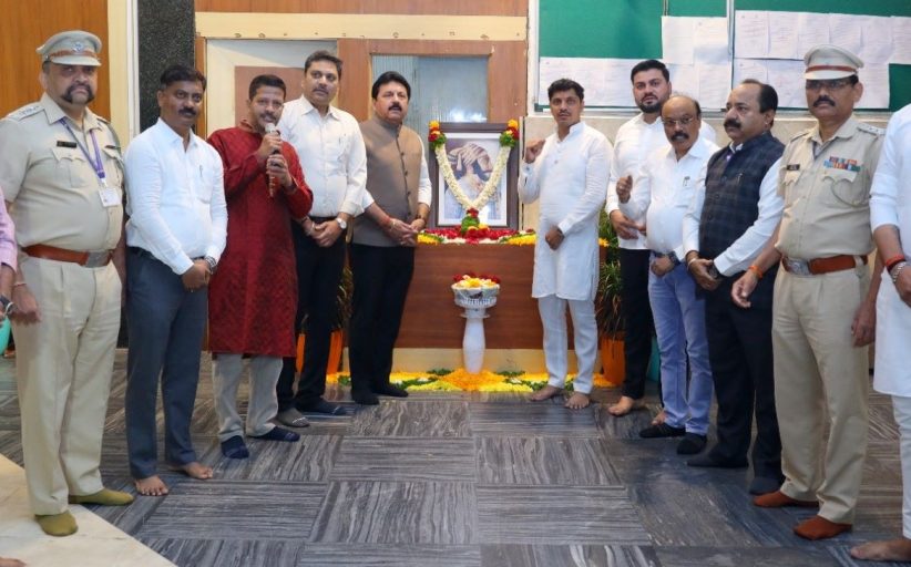 छ. शिवाजी महाराज जयंतीनिमित्त शहरात विविध ठिकाणी पुष्पहार अर्पण करून अभिवादन...!