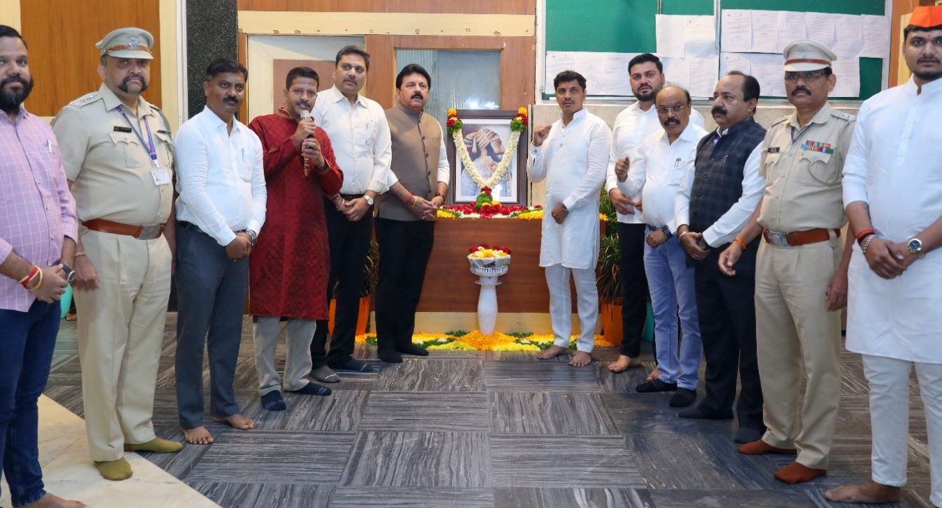 छ. शिवाजी महाराज जयंतीनिमित्त शहरात विविध ठिकाणी पुष्पहार अर्पण करून अभिवादन...!