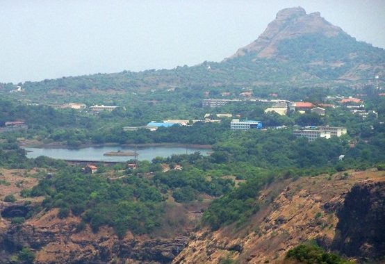 पत्नी आणि मित्राला 'मेसेज' पाठवून त्याने लायन्स पॉइंटवर संपवले जीवन...