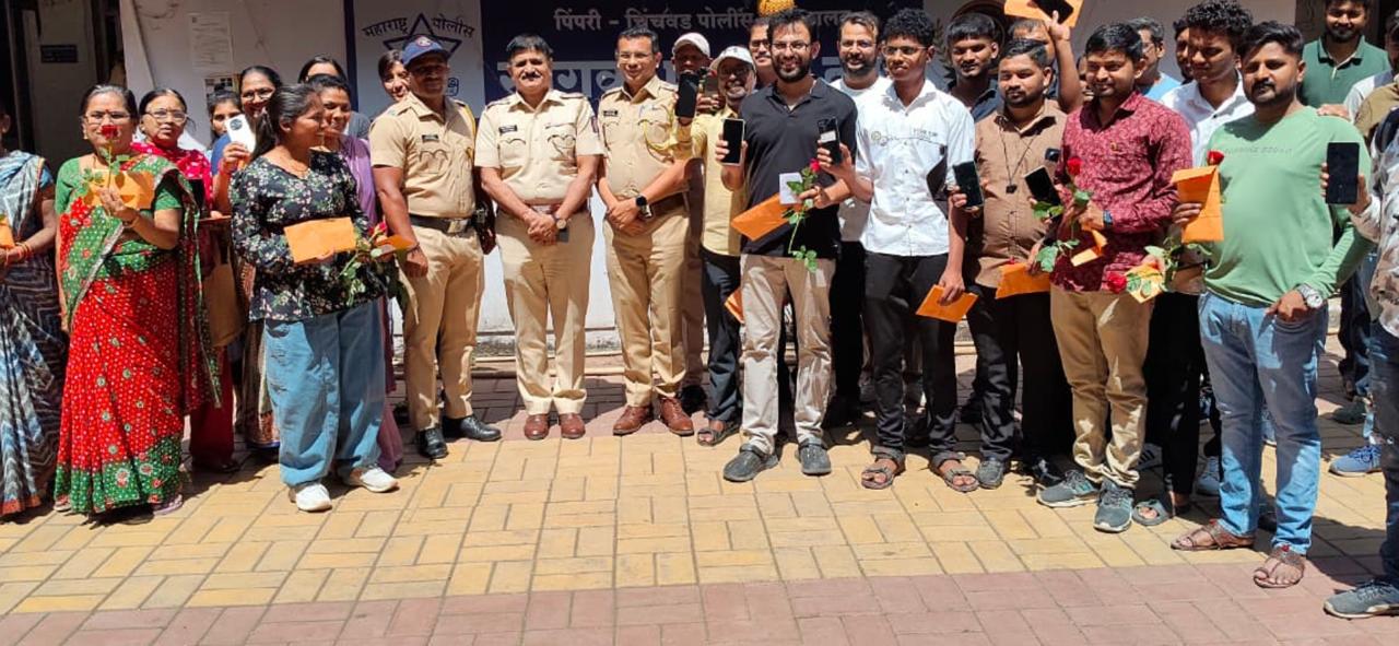 हरवलेले १३० मोबाईल पोलिसांनी शोधून दिल्याने नागरिक खुश...