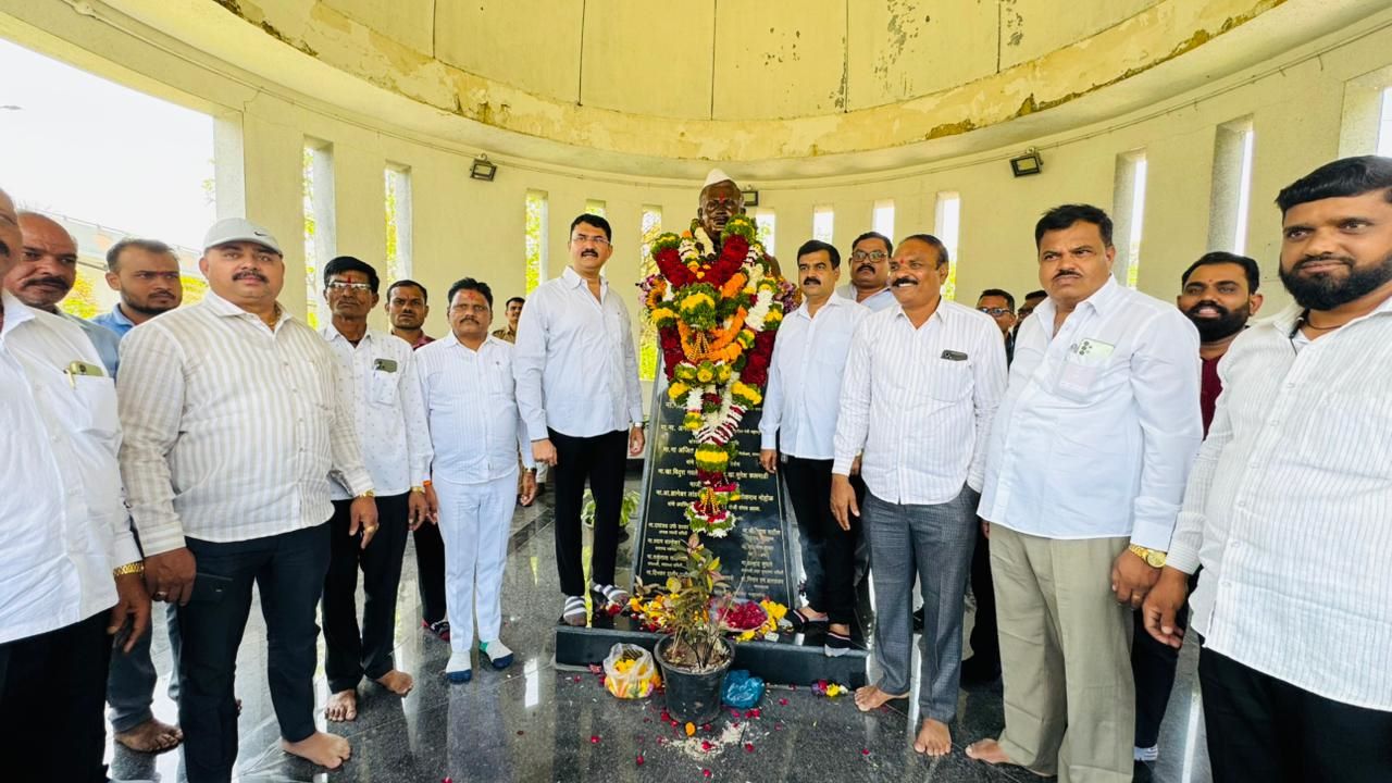 माथाडी कायद्याचे जनक स्व. आ. अण्णासाहेब पाटील स्मृतिदिनानिमित्त अभिवादन; कामगार चळवळीला नवी दिशा देण्याचा संकल्प...