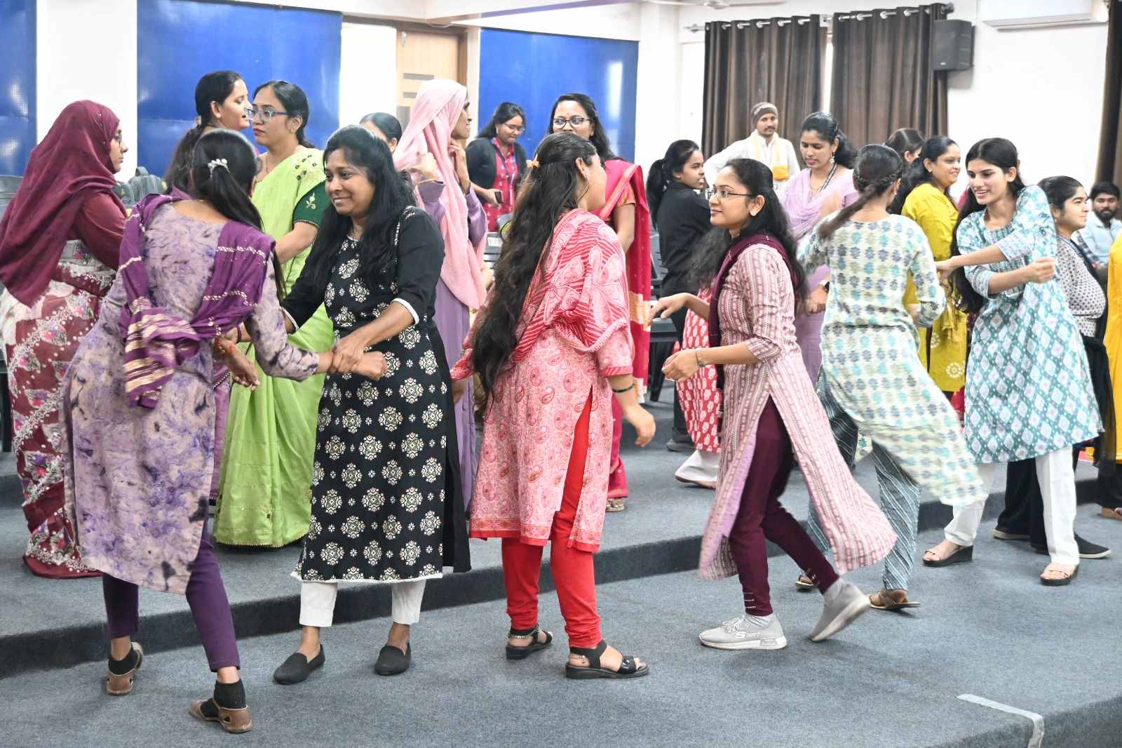 चिंचवडमध्ये 'निर्भय कन्या' अभियान कार्यशाळेत विद्यार्थ्यांनी गिरविले कराटेचे प्रात्यक्षिक..