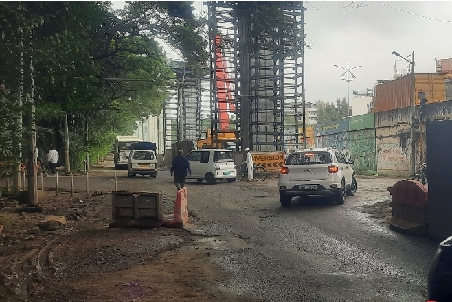 आधी रस्त्यांची दुरुस्ती, मगच मेट्रोला निधी..