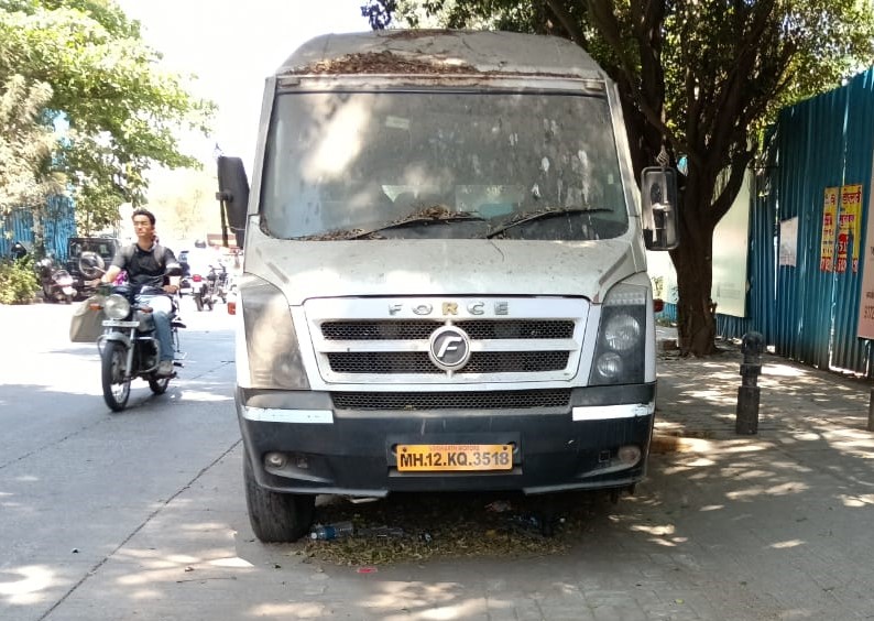 पिंपळे गुरवमध्ये बेवारस मिनी ट्रॅव्हल बसने अडविली स्वच्छतेची जागा...