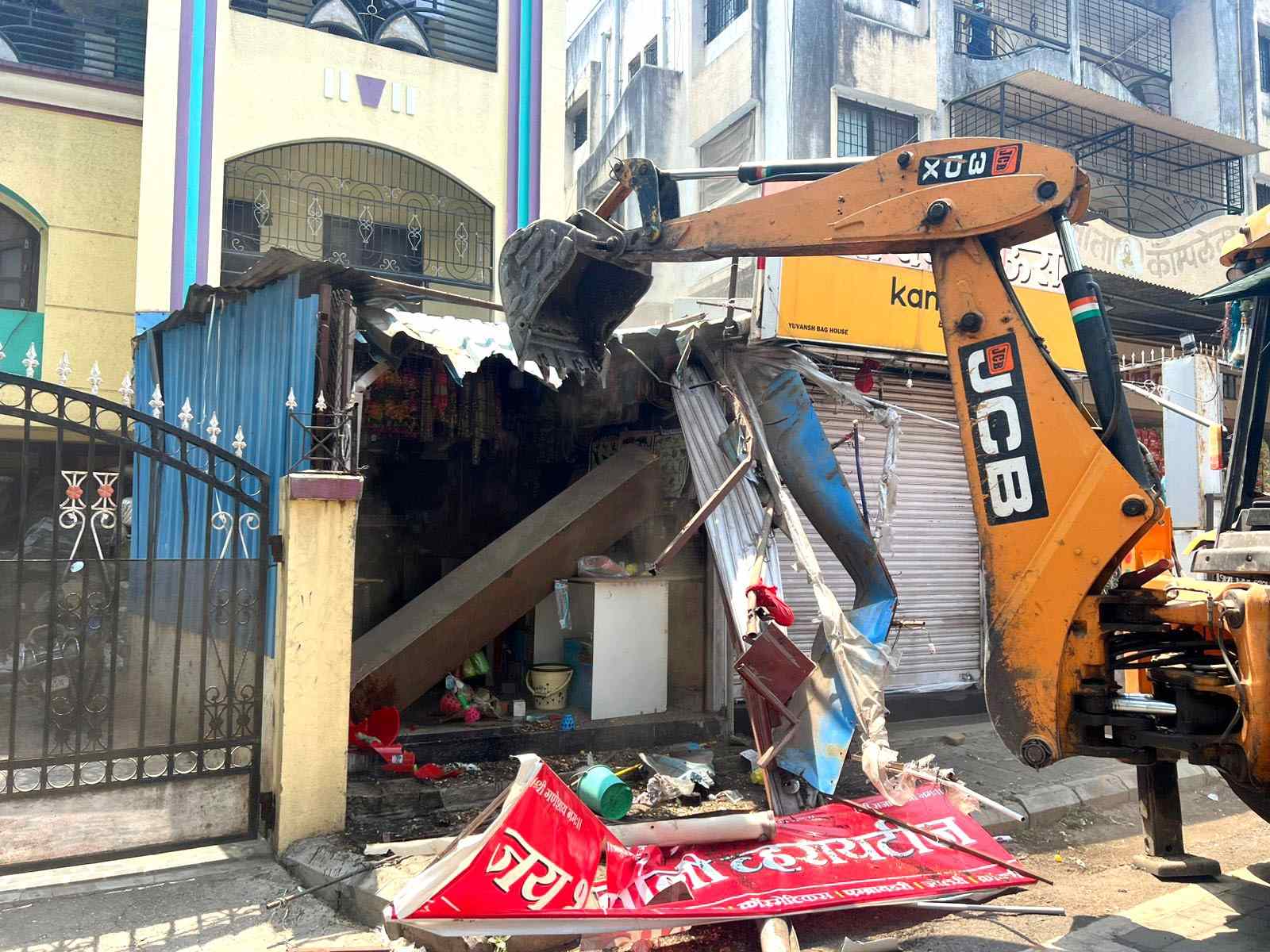 पिंपरी चिंचवड शहरातील ड व ह क्षेत्रीय कार्यालयांतील अनधिकृत बांधकामांवर महानगरपालिकेची कारवाई