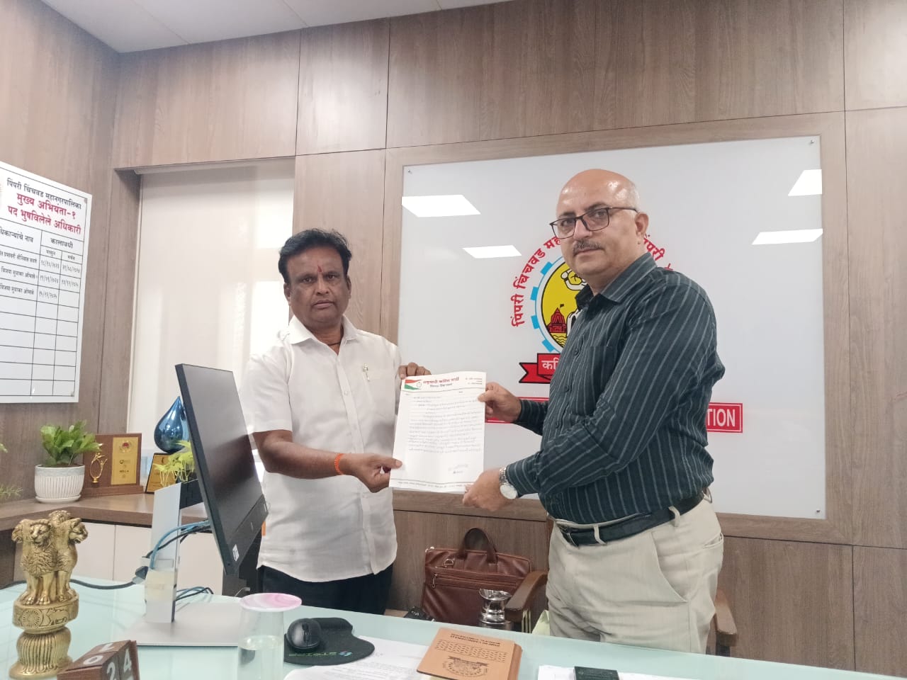 शहर अभियंत्यांना तीन निवेदने; तातडीने कारवाईचे आश्वासन