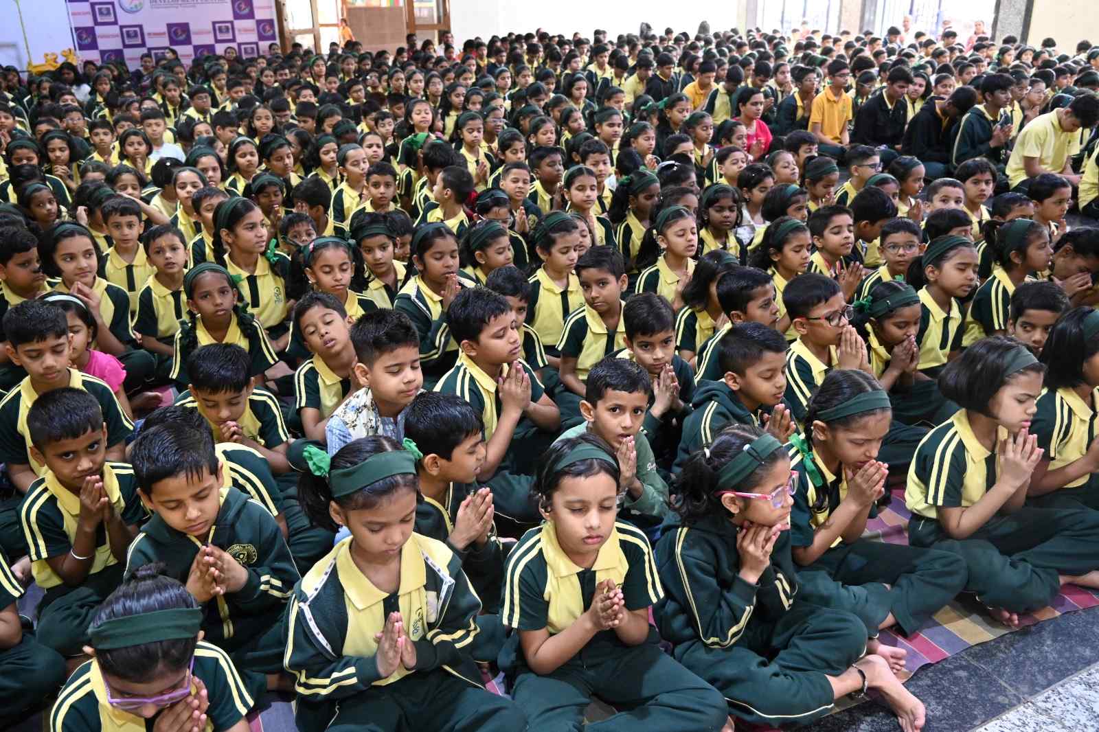 विश्वशांतीसाठी प्रतिभा ग्रुप ऑफ इन्स्टिट्यूटमध्ये सामुदायिक नवकार महामंत्र पठणाचा कार्यक्रम उत्साहात पार पडला.