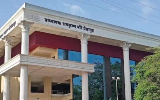 प्रेक्षागृहातील गैरवापर प्रकरणात सेवानिवृत्त अधिकाऱ्यावर दंडात्मक कारवाई..