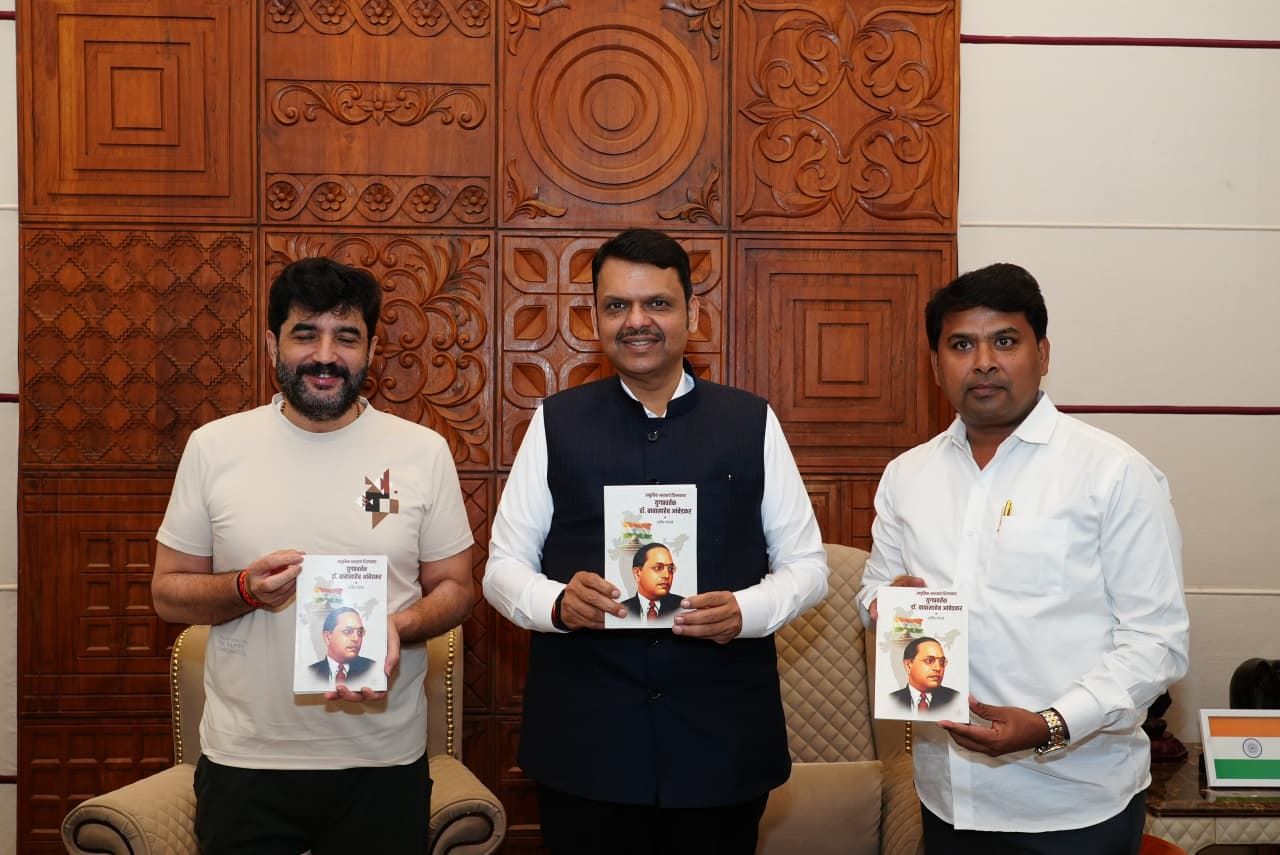 आ. अमित गोरखे लिखित 'आधुनिक भारताचे शिल्पकार : युगप्रवर्तक डॉ. बाबासाहेब आंबेडकर' पुस्तकाचे मुख्यमंत्री देवेंद्र फडणवीस यांच्या हस्ते लोकार्पण...